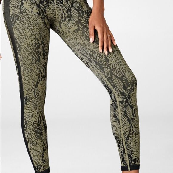 Fabletics High waisted seamless snakeskin leggings size L - Picture 3 of 3